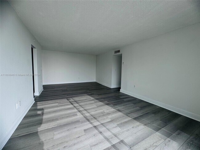 Foto del edificio - 488 NW 165th St