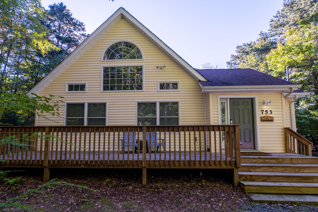 Building Photo - 753 Towamensing Trail