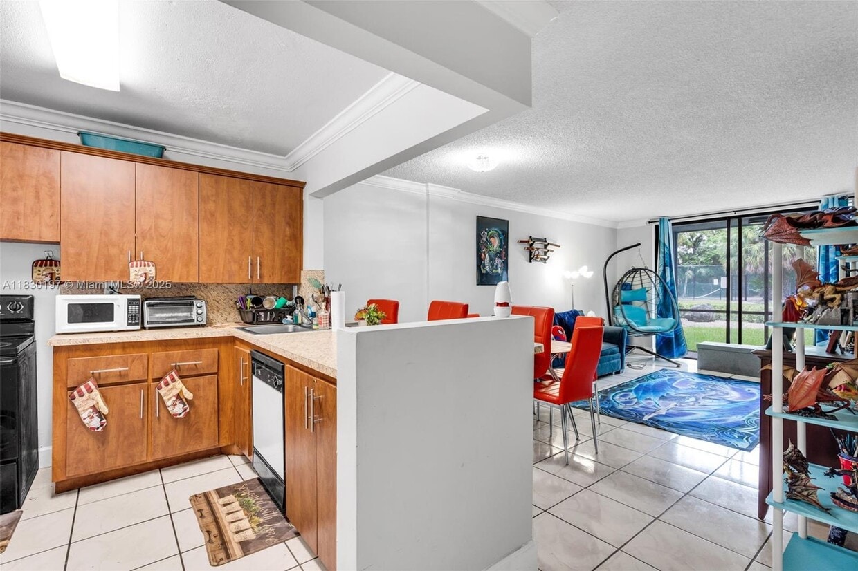 Primary Photo - 9460 Fontainebleau Blvd