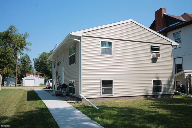 Building Photo - 2 br, 1 bath Duplex - 2010 Dyke Ave #2