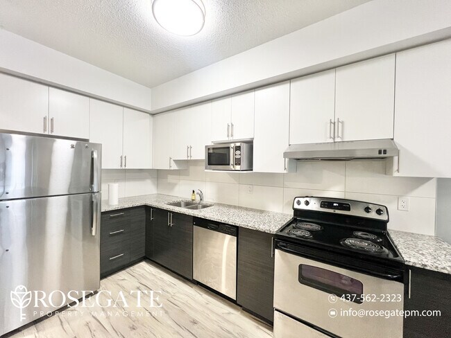 Photo du bâtiment - Modern Penthouse Living Steps from Universities – 2-Bedroom in the Heart of Waterloo!