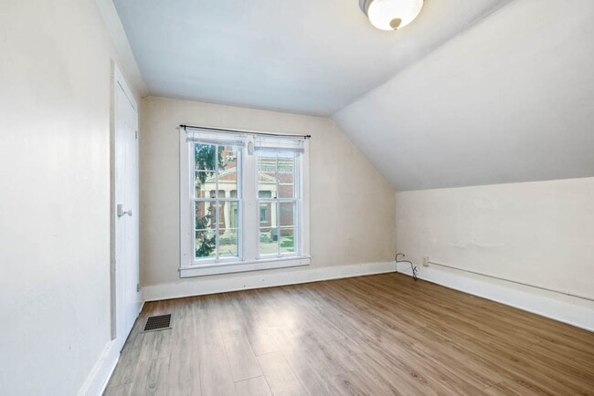 Foto del edificio - 904 1/2 Clay St - Cedar Falls