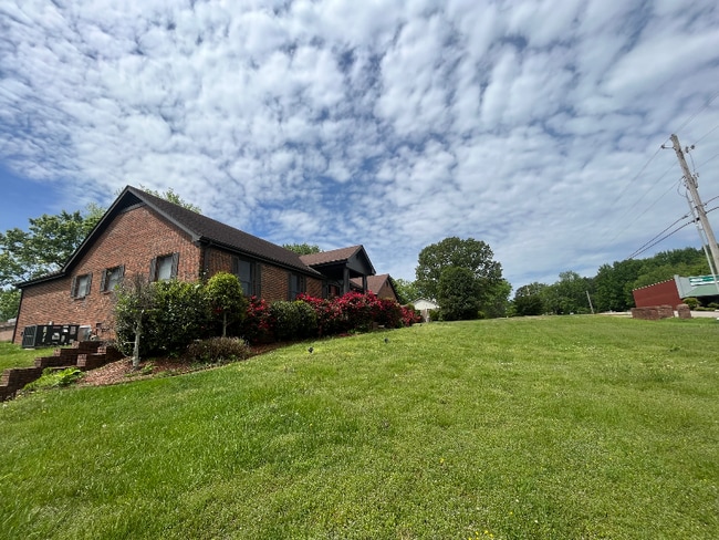 Building Photo - 120 Roy Dr