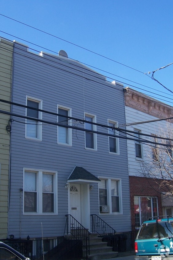 Building Photo - 478 Grandview Ave