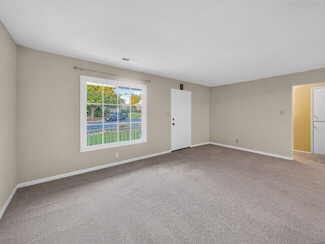 Foto del edificio - Adorable 2 Bedroom, 1 Bathroom Single Level Single Family Home with Attached Garage, Laundry and ...