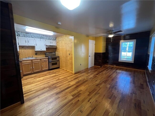 Building Photo - 207 Monhagen Ave