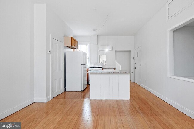 Building Photo - 633 N 3rd St