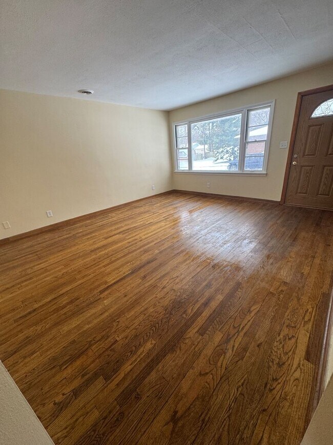 Foto del edificio - Large Ranch Style Home for Rent with Attached 2 car garage