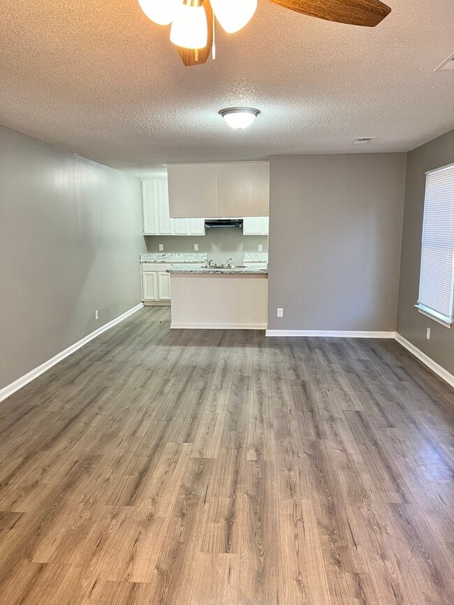 Building Photo - Huge 4 Bedroom Home For Rent