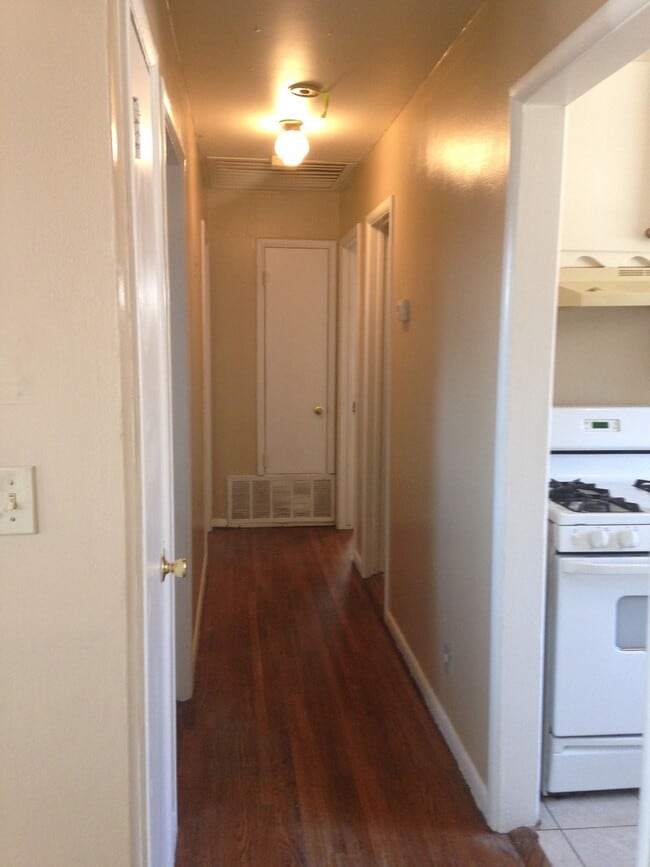 Building Photo - 3 Bedroom  Bath House with 1 Car Garage