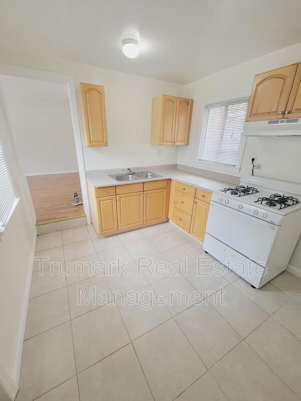 Photo - 927 E Lexington Dr Apartment