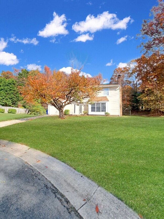 Foto del edificio - Two Story SFH with Large Back Yard, 1-Car ...