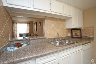 Interior Photo - Falls of West Oaks