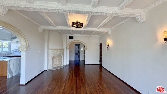 Foto del edificio - 1302 N Sweetzer Ave