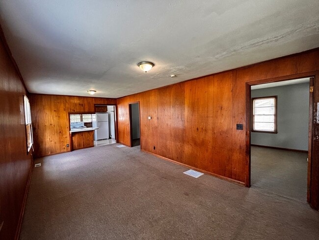 Building Photo - Affordable. Big yard. Close to Everything in JC