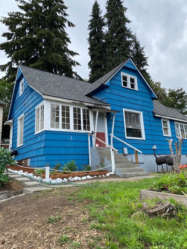 Más vieja casa en una esquina cuenta con una gran cantidad de luz natural y una vista perfecta del vecindario. - 701 S Summit Ave