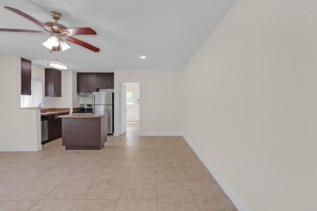 Foto del edificio - 560 NE 46th St
