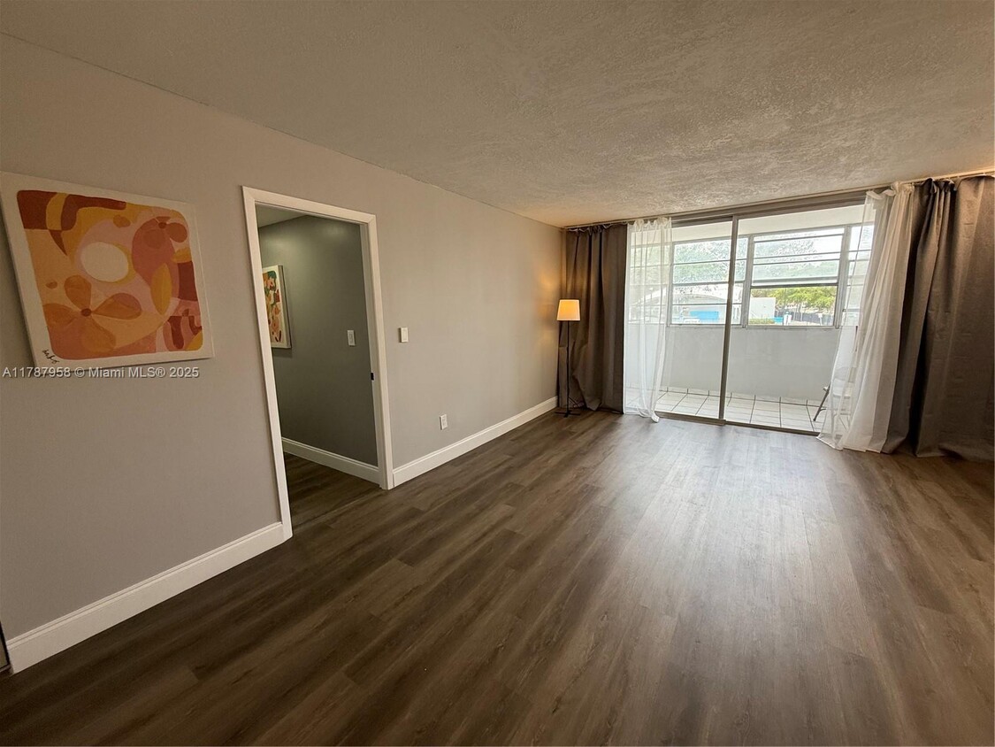 Foto principal - 16450 Miami Dr