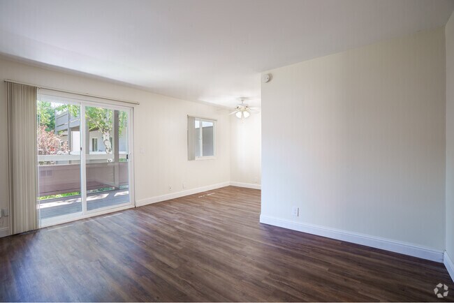 1HAB, 1BA - 660 pies cuadrados con vestidor - Sala de estar - Bayfair