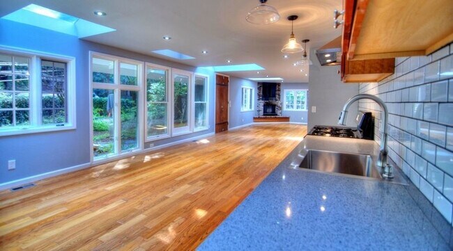 Building Photo - Two bedroom Newly Renovated La Londa Gem