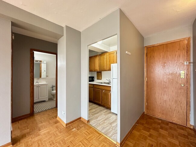 Foto del edificio - 4180 N Marine Dr