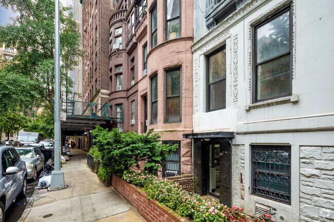 Building Photo - 310 W 89th St