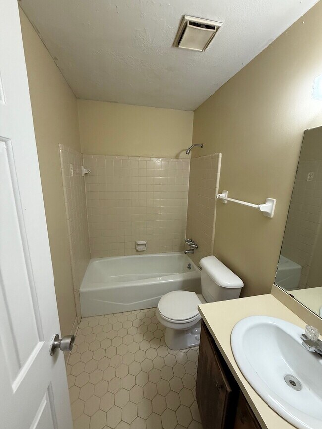 Foto del edificio - Freshly painted unit. Positioned along Navco Road, the home offers convenient access to major rou...