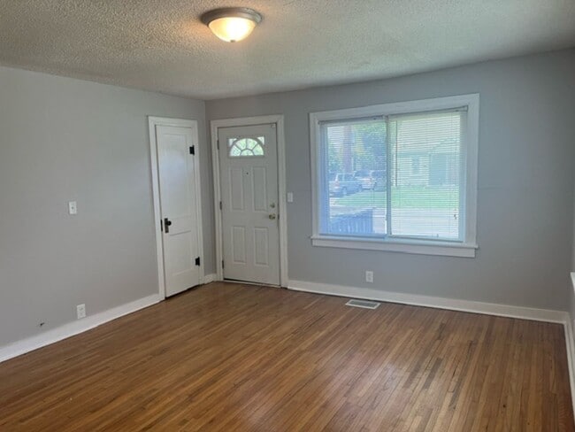 Building Photo - Charming 2 Bedroom Bungalow