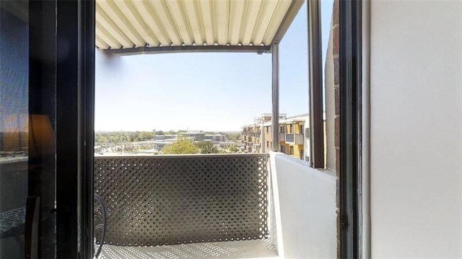 Building Photo - 300 Johnson Ferry Rd