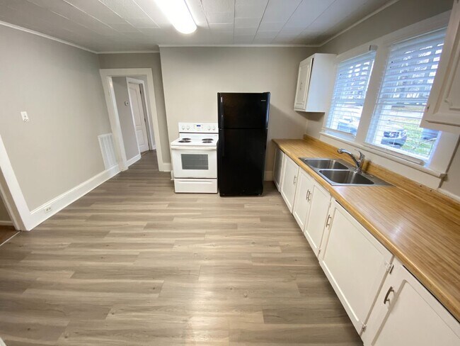 Foto del edificio - 2bed/1ba House with Updated Interior, close to Hwy 29 w/ storage building