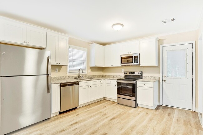 Building Photo - 2635 Landrum Dr SW