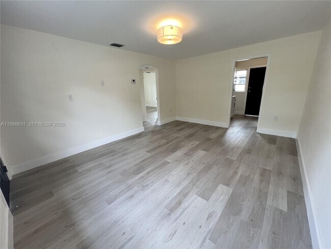 Foto del edificio - 3102 SW 10th St