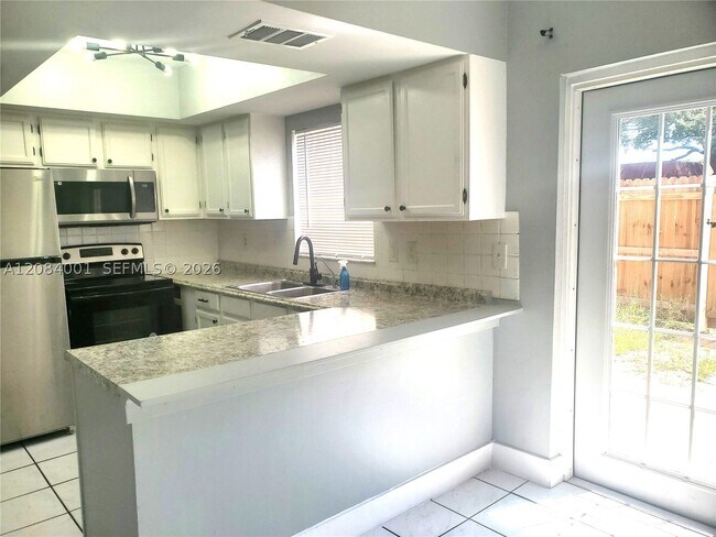 Foto del edificio - 7926 Kimberly Blvd