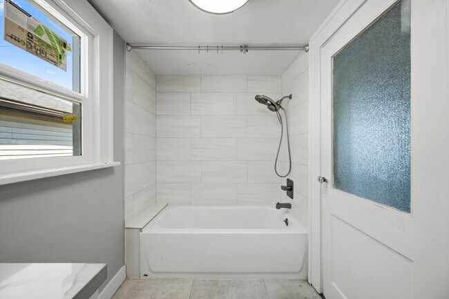 Foto del edificio - 4525 5th Ave NE