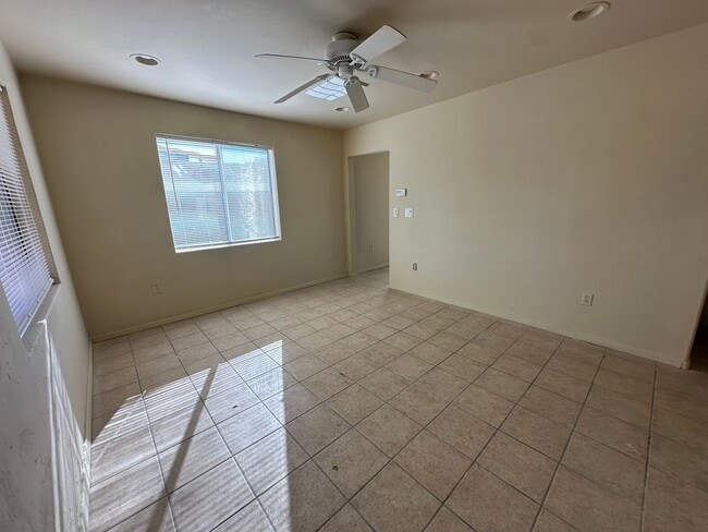 Building Photo - 823-823 N Swan Rd