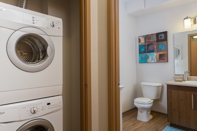 Lavadora/secadora apilable en todas las unidades - Reserve at Everett for 55+ Active Seniors