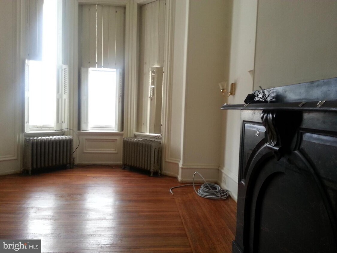 Primary Photo - 634 Centre Ave