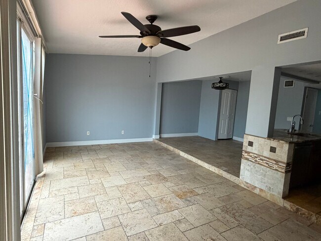 Building Photo - 925 Caribbean Dr