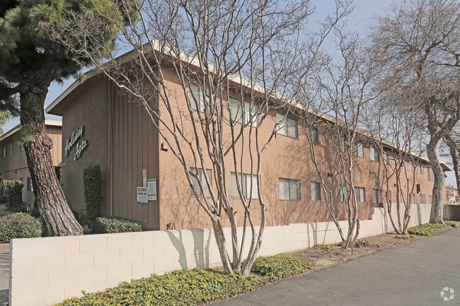 Building Photo - Holiday Manor Apartments