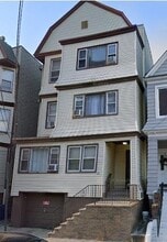 Building Photo - 22 E 29th St
