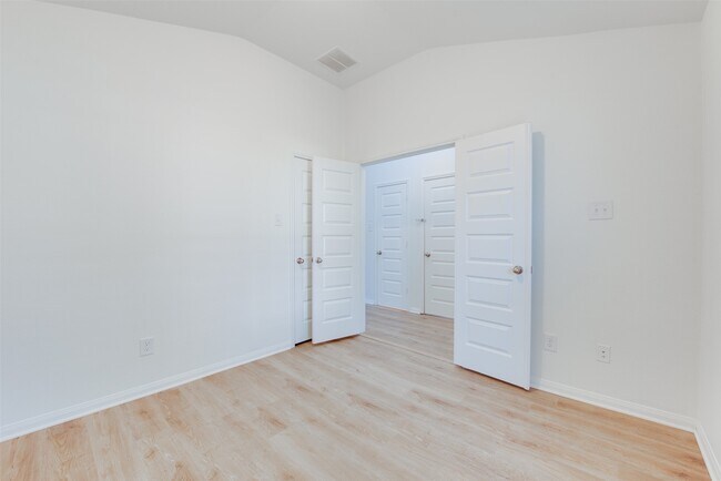 Foto del edificio - 2410 Lakecrest Town Dr