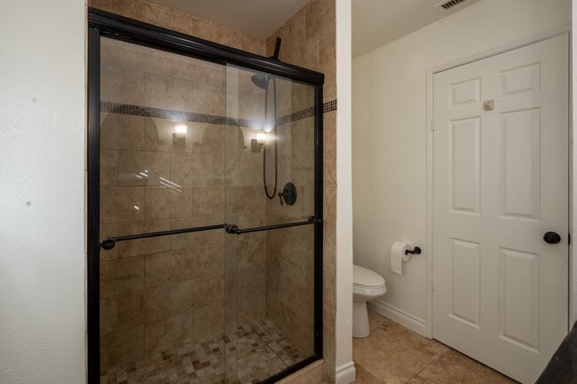 Building Photo - 36070 Valencia Way