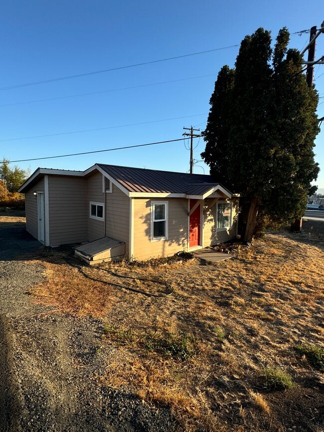 Building Photo - Non-Refundable & Security Deposit Total: $925.00