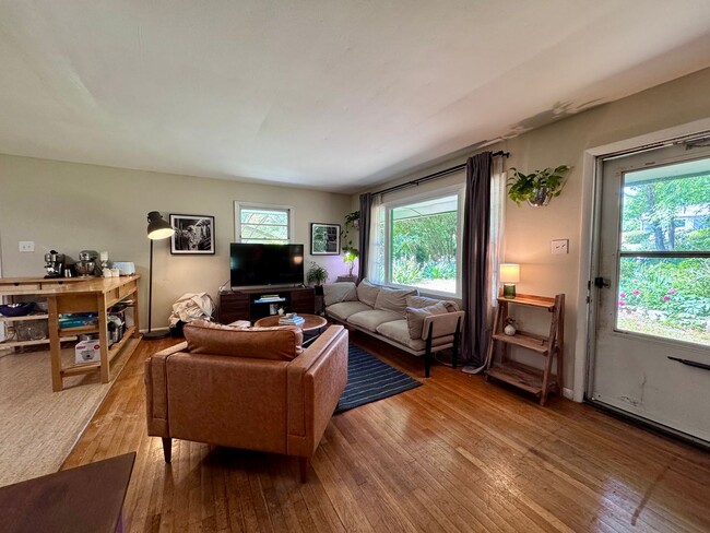 Foto del edificio - Charming Ranch in Carrboro with Beautiful ...