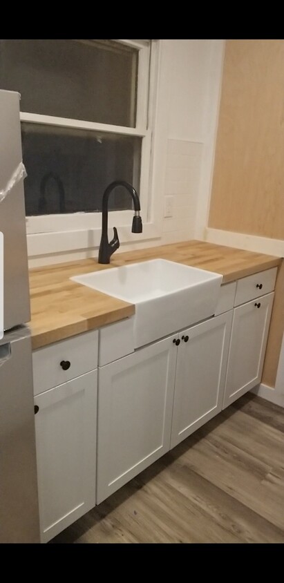 Kitchen w/Farmhouse Sink - 6C Marlyn Dr