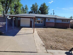 Building Photo - 137 Sumac Dr