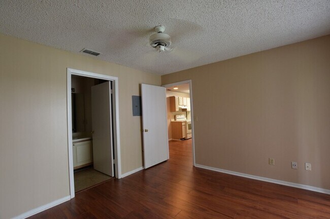 Building Photo - 2549 Grassy Point Dr
