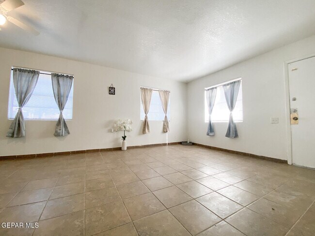 Foto del edificio - 4700 Maxwell Ave