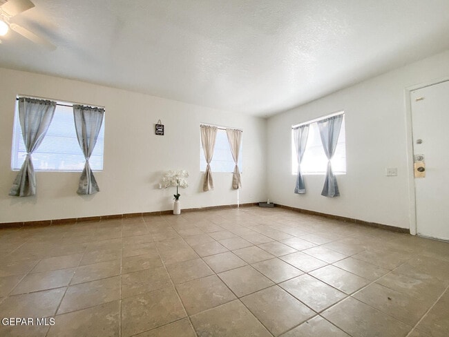 Foto del edificio - 4700 Maxwell Ave