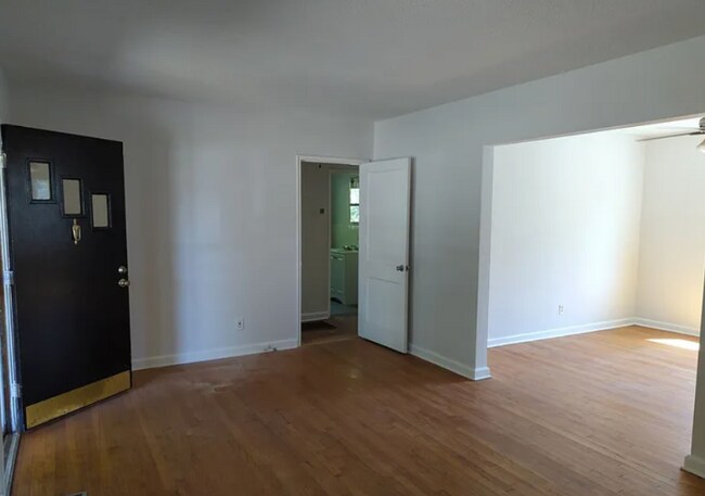 Foto del edificio - 100 Rees Ave